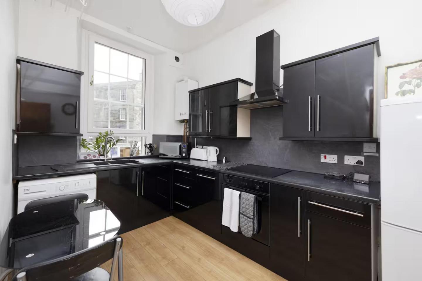 Joivy 3 Bed Flat In Old Town, Close To Grassmarket Edinburgh Exterior photo